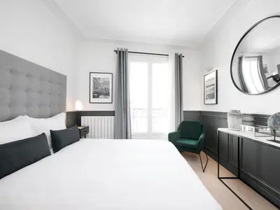 Un ou plusieurs lits dans un hébergement de l'établissement LivinParis - Luxury AC 3 Bedrooms Opera II