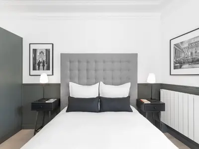 Un ou plusieurs lits dans un hébergement de l'établissement LivinParis - Luxury AC 3 Bedrooms Opera II