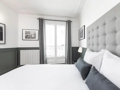 Un ou plusieurs lits dans un hébergement de l'établissement LivinParis - Luxury AC 3 Bedrooms Opera II