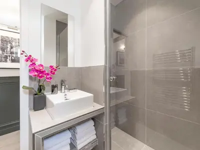Salle de bains dans l'établissement LivinParis - Luxury AC 3 Bedrooms Opera II