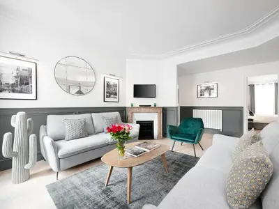 Télévision ou salle de divertissement dans l'établissement LivinParis - Luxury AC 3 Bedrooms Opera II