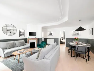Télévision ou salle de divertissement dans l'établissement LivinParis - Luxury AC 3 Bedrooms Opera II