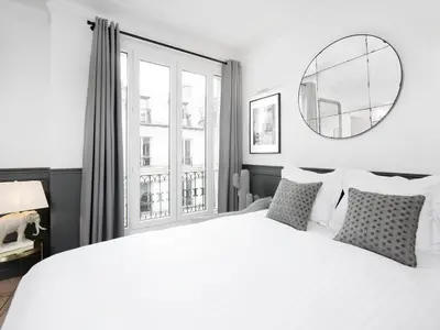 Un ou plusieurs lits dans un hébergement de l'établissement LivinParis - Luxury AC 3 Bedrooms Opera II