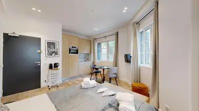 Télévision ou salle de divertissement dans l'établissement 151 Suite Jean Yves - Superbe Studio à Paris