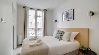 Un ou plusieurs lits dans un hébergement de l'établissement 153 Suite Mylene - Superbe Appartement à Paris