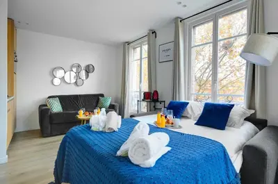 Un ou plusieurs lits dans un hébergement de l'établissement 153 Suite Mylene - Superbe Appartement à Paris