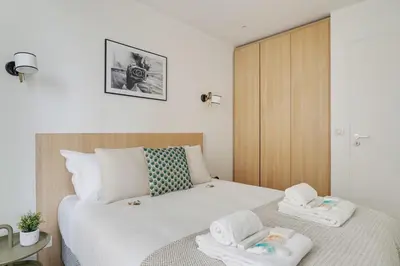 Un ou plusieurs lits dans un hébergement de l'établissement 153 Suite Mylene - Superbe Appartement à Paris