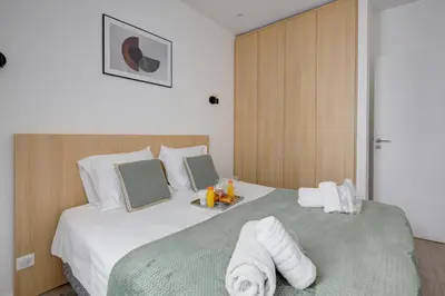 Un ou plusieurs lits dans un hébergement de l'établissement 154 Suite Phil - Superbe Appartement à Paris.