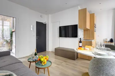 Télévision ou salle de divertissement dans l'établissement 158 Suite Jeremy - Superbe Appartement à Paris