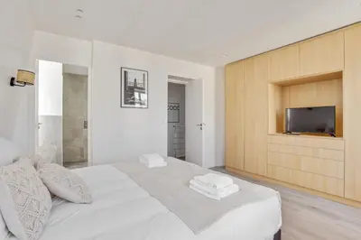 Télévision ou salle de divertissement dans l'établissement 157 Suite Sacha - Superbe Duplex à Paris