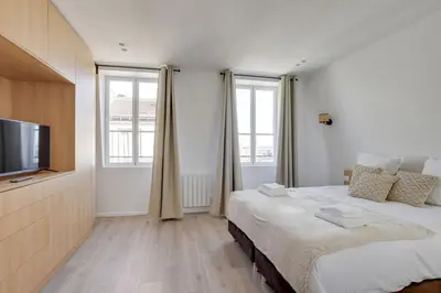Un ou plusieurs lits dans un hébergement de l'établissement 157 Suite Sacha - Superbe Duplex à Paris