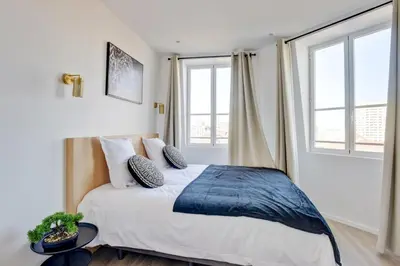 Un ou plusieurs lits dans un hébergement de l'établissement 157 Suite Sacha - Superbe Duplex à Paris