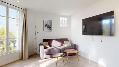 Télévision ou salle de divertissement dans l'établissement 157 Suite Sacha - Superbe Duplex à Paris