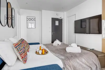 Un ou plusieurs lits dans un hébergement de l'établissement 156 Suite Marlene - Superbe Appartement à Paris.