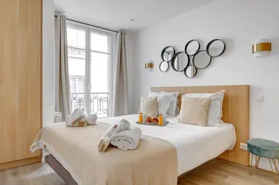 Un ou plusieurs lits dans un hébergement de l'établissement 156 Suite Marlene - Superbe Appartement à Paris.
