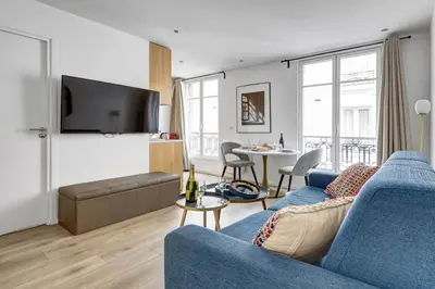 Télévision ou salle de divertissement dans l'établissement 156 Suite Marlene - Superbe Appartement à Paris.