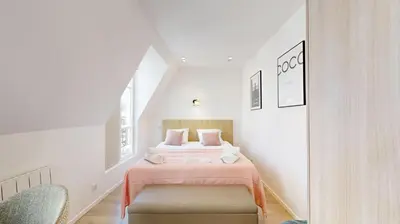 Un ou plusieurs lits dans un hébergement de l'établissement 162 Suite Benjamin - Superbe Appartement à Paris