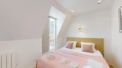 Un ou plusieurs lits dans un hébergement de l'établissement 162 Suite Benjamin - Superbe Appartement à Paris