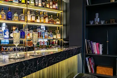 Salon ou bar de l'établissement Maison Barbès
