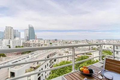Vue générale sur Courbevoie ou vue de la ville depuis l'appartement