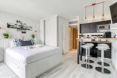 Cuisine ou kitchenette dans l'établissement Joli studio à Courbevoie - La Defense