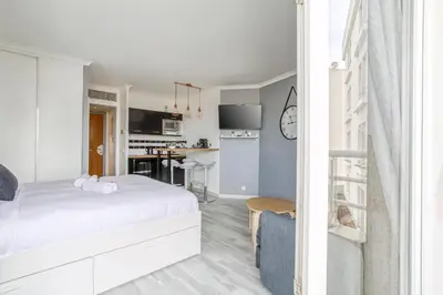Cuisine ou kitchenette dans l'établissement Joli studio à Courbevoie - La Defense
