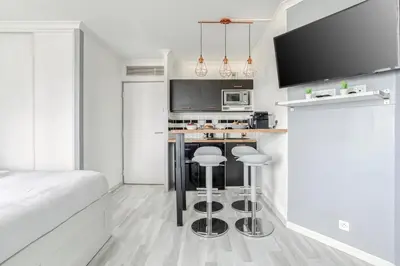 Cuisine ou kitchenette dans l'établissement Joli studio à Courbevoie - La Defense