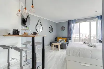 Un ou plusieurs lits dans un hébergement de l'établissement Joli studio à Courbevoie - La Defense
