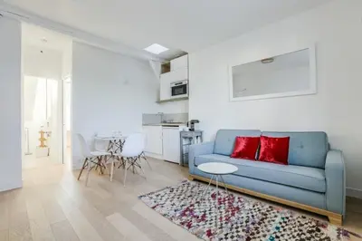 Cuisine ou kitchenette dans l'établissement Notre-Dame de Paris Flat by GuestReady