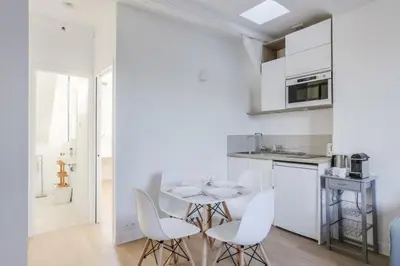 Cuisine ou kitchenette dans l'établissement Notre-Dame de Paris Flat by GuestReady