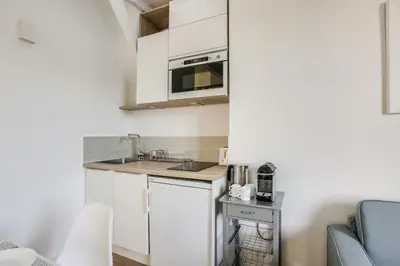 Cuisine ou kitchenette dans l'établissement Notre-Dame de Paris Flat by GuestReady