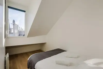 Un ou plusieurs lits dans un hébergement de l'établissement Notre-Dame de Paris Flat by GuestReady