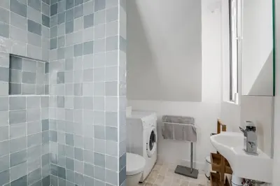 Salle de bains dans l'établissement Notre-Dame de Paris Flat by GuestReady
