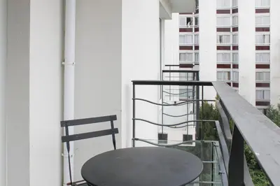 Balcon ou terrasse dans l'établissement Bright studio apartment with parking and balcony