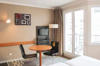 Télévision ou salle de divertissement dans l'établissement Bright studio apartment with parking and balcony
