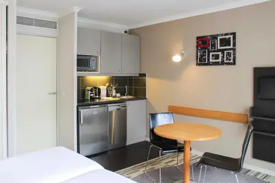 Cuisine ou kitchenette dans l'établissement Bright studio apartment with parking and balcony