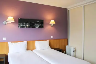 Un ou plusieurs lits dans un hébergement de l'établissement Bright studio apartment with parking and balcony