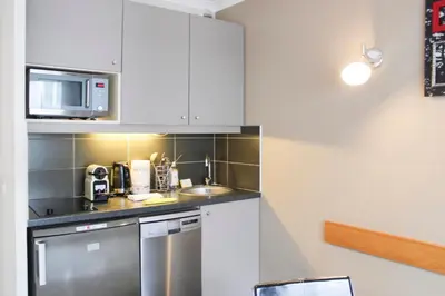 Cuisine ou kitchenette dans l'établissement Bright studio apartment with parking and balcony