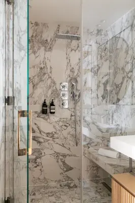 Salle de bains dans l'établissement HIGHSTAY - Luxury Serviced Apartments - Tuileries Garden