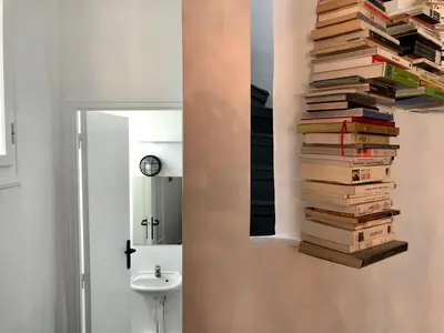 Salle de bains dans l'établissement duplex top central Marais