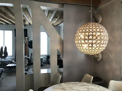 Coin salon dans l'établissement duplex top central Marais