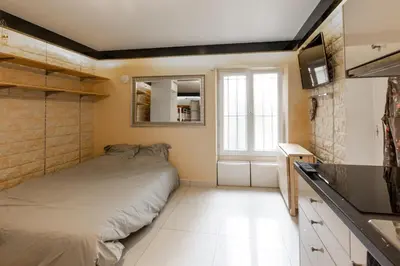 Cuisine ou kitchenette dans l'établissement Studio a Paris et désinfection rigoureux du logis