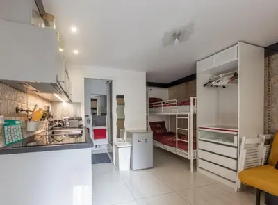 Cuisine ou kitchenette dans l'établissement Studio a Paris et désinfection rigoureux du logis