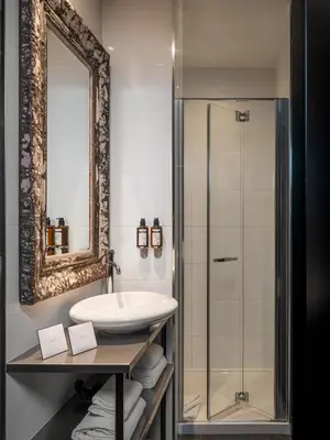 Salle de bains dans l'établissement Grand Hotel Lafayette