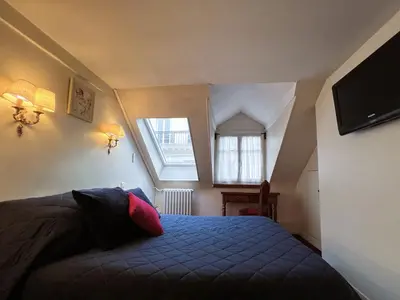 Télévision ou salle de divertissement dans l'établissement Hôtel La Sanguine