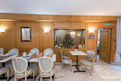 Coin salon dans l'établissement Hôtel La Sanguine