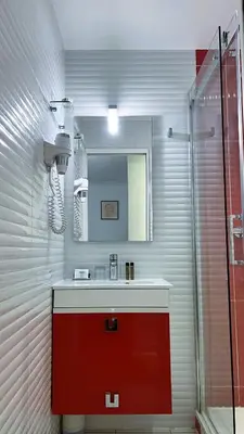 Salle de bains dans l'établissement Hôtel La Sanguine