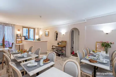 Coin salon dans l'établissement Hôtel La Sanguine