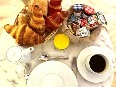 Options de petit-déjeuner proposées aux clients de l'établissement Hôtel La Sanguine