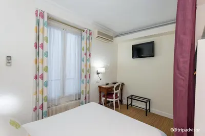 Télévision ou salle de divertissement dans l'établissement Hôtel La Sanguine